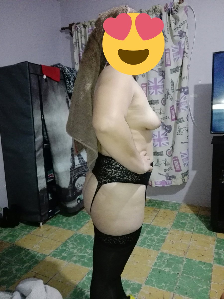#MeLateEn ligueros después de su baño 

#esposadesnuda en casa