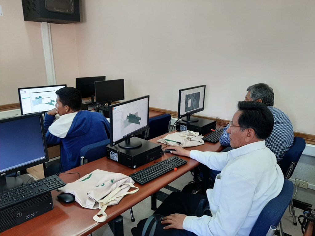 SE4Amazonian's tweet photo. Hoy se realizó la capacitación en el #GeoCentro de la @USFQ_Ecuador con técnicos comunitarios de #AmazonGISnet y técnicos de #Bolivia y #Colombia.
@ZFLbonn @UniBonn @tratural @VAMGraw @GIUB_Research #RenewableEnergy #Sustainability #amazon #ecuador https://t.co/Cwu2Td7J3E