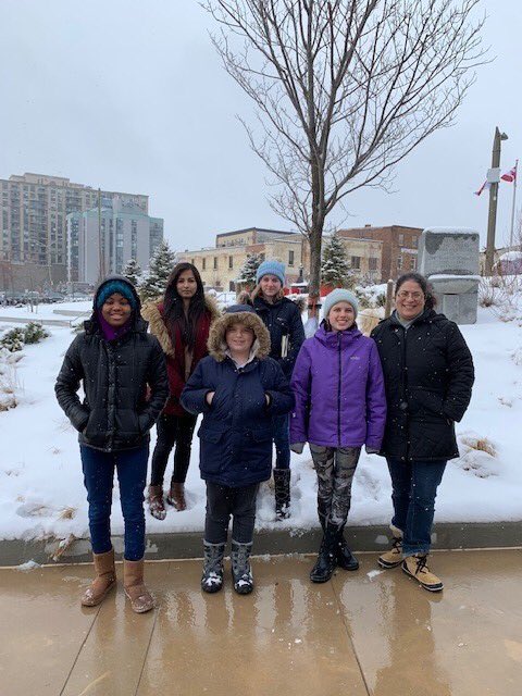 ESRomeoDallaire's tweet photo. Les membres du Club de tricot ont réussi à tricoter dix-sept foulards de tailles, de texture et de couleurs variées qui ont été attachés à des arbres à Memorial Square afin de les rendre accessibles aux sans abri.  Nous sommes très fiers de leur contribution à la communauté! https://t.co/GuzK7iHnSR