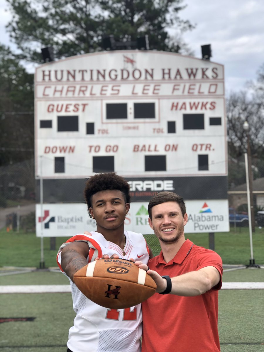 jaylonevans12's tweet photo. #AGTG AFTER A GREAT VISIT &amp; TALK W/ @CoachT_HC ❤️ I AM PROUD TO ANNOUNCE✝️THAT I AM COMMITTED TO HUNTINGDON COLLEGE🦅❤️1️⃣2️⃣ 
@HawksFootball @bhamqb_100 @CoachAdamMann @HCHawksSports @CoachMallardHC 
#HAWKEM
#CULTURE https://t.co/6NZrzulRhj