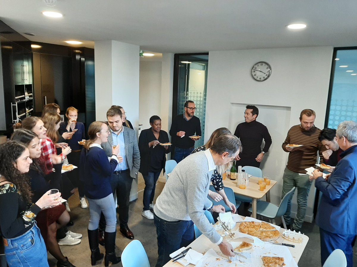 GrpPointVision's tweet photo. Aujourd'hui et comme chaque année c'est #Galette des rois au siège du Groupe #PointVision ! 
Pour ne pas changer ce sont les dirigeants qui font le service ! 😉

Toujours un bon moment passé tous ensemble 🤝😁

#team #Ophtalmologie #Ophthalmology #Orthoptie #epiphanie @pelenf01 https://t.co/EgMT6LZBsJ