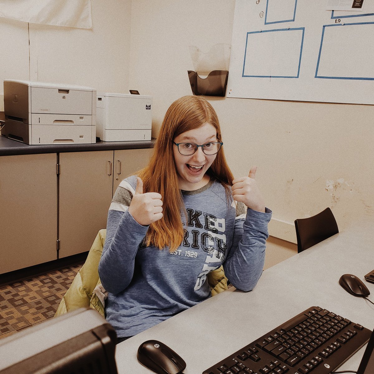 LZHSyb's tweet photo. A message from the Yearbook Staff: Congrats on making it through finals everyone!! Have a relaxing weekend! 🎉 https://t.co/iIbwhll0FL