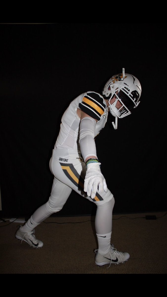 Blessed to say I am committed to Missouri Western State University 💛🖤<a href="/Coach5000Watts/">Ryan Watts</a> <a href="/CoachWillie/">Matt Williamson</a> <a href="/Journeymanball/">Atiyyah Ellison</a> <a href="/CoachConyers19/">Justin Conyers</a> #GRIFFUP