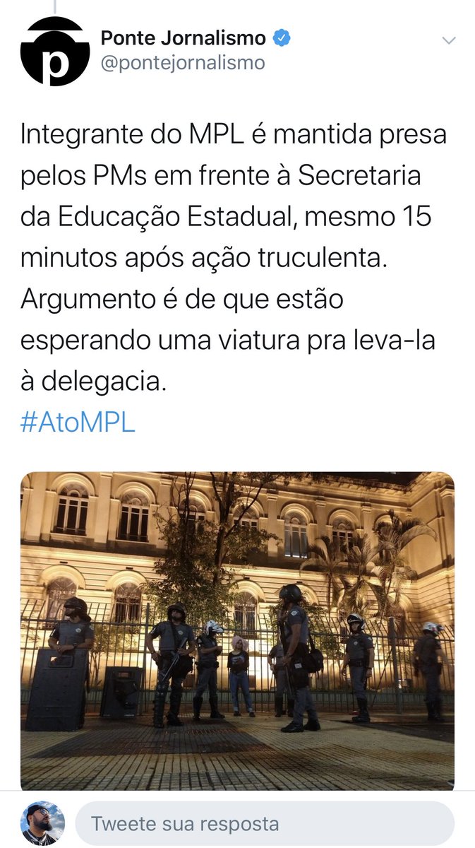 raullsantiago's tweet photo. GENTE, a @andrezadelgado ainda está com policiais, que alegam estar esperando uma viatura para levá-la. Parece estar sozinha com eles. ADVOGADES ATIVISTAS, HELP AQUI. 🙏🏽
#AtoMPL https://t.co/7KORiNgAfJ