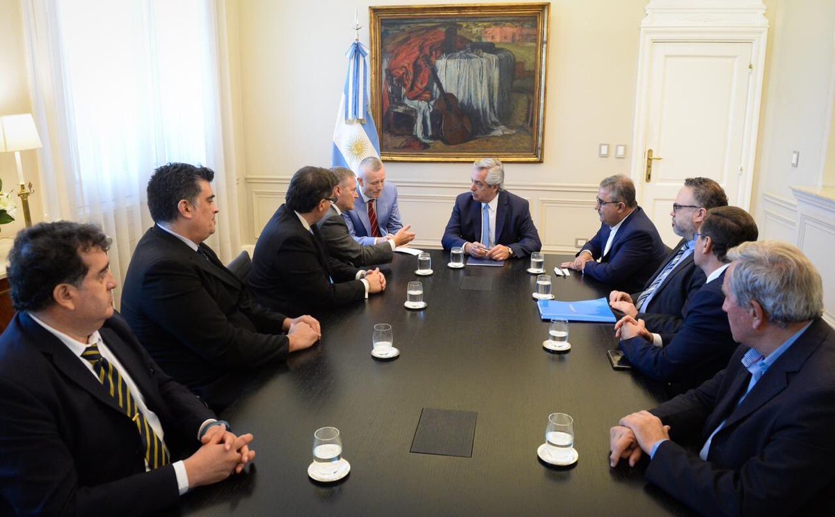 CatamarcaGob's tweet photo. El gobernador de @RaulJalil_ok se reunió en Casa Rosada con el presidente de la Nación @alferdez para dialogar sobre políticas de desarrollo productivo en #Catamarca 
También participó el vicegobernador Rubén Dusso, integrantes del gabinete nacional y empresarios de Yamana Gold. https://t.co/9jPvb04YgQ