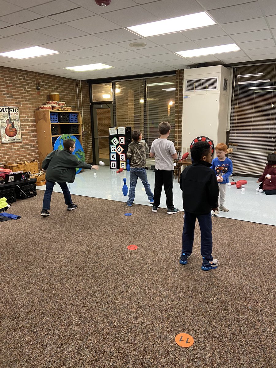 bevbOtterP's tweet photo. Having fun at STEAM Night! It’s a winter wonderland of winter Animals and Activities #BESKidsFirst @BriarcliffES https://t.co/WoJT11Q9xi