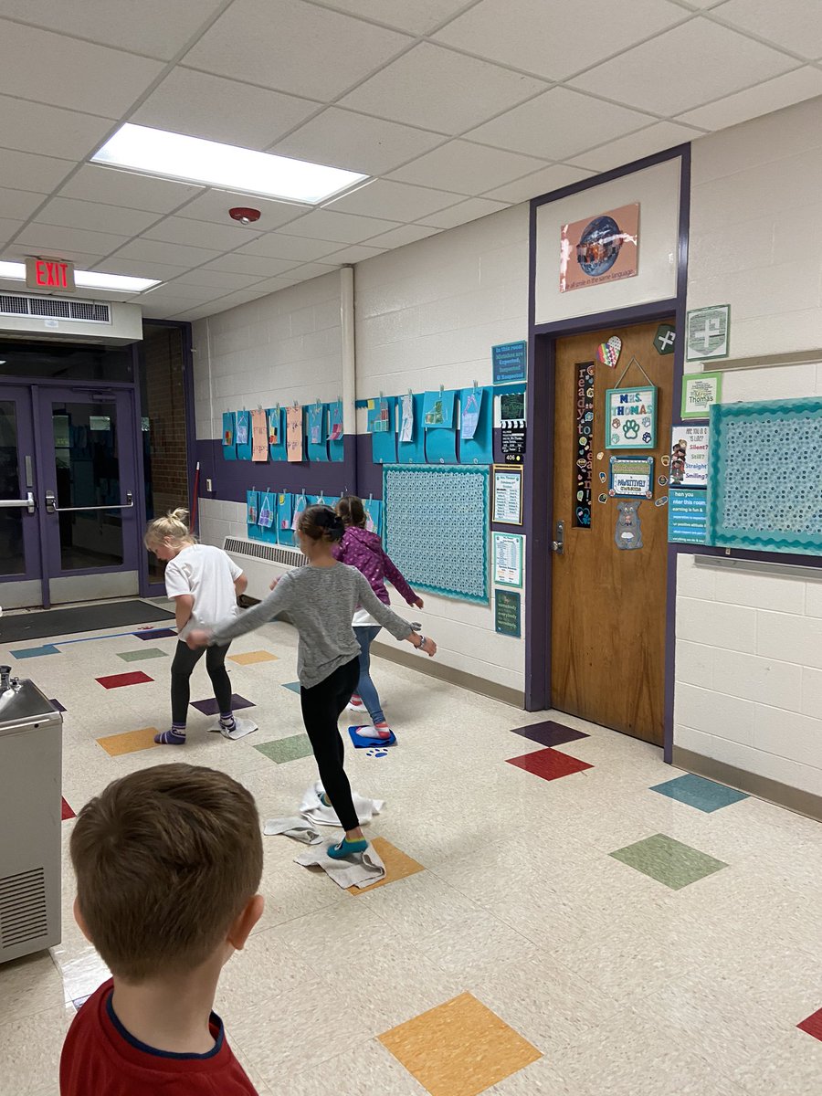bevbOtterP's tweet photo. Having fun at STEAM Night! It’s a winter wonderland of winter Animals and Activities #BESKidsFirst @BriarcliffES https://t.co/WoJT11Q9xi
