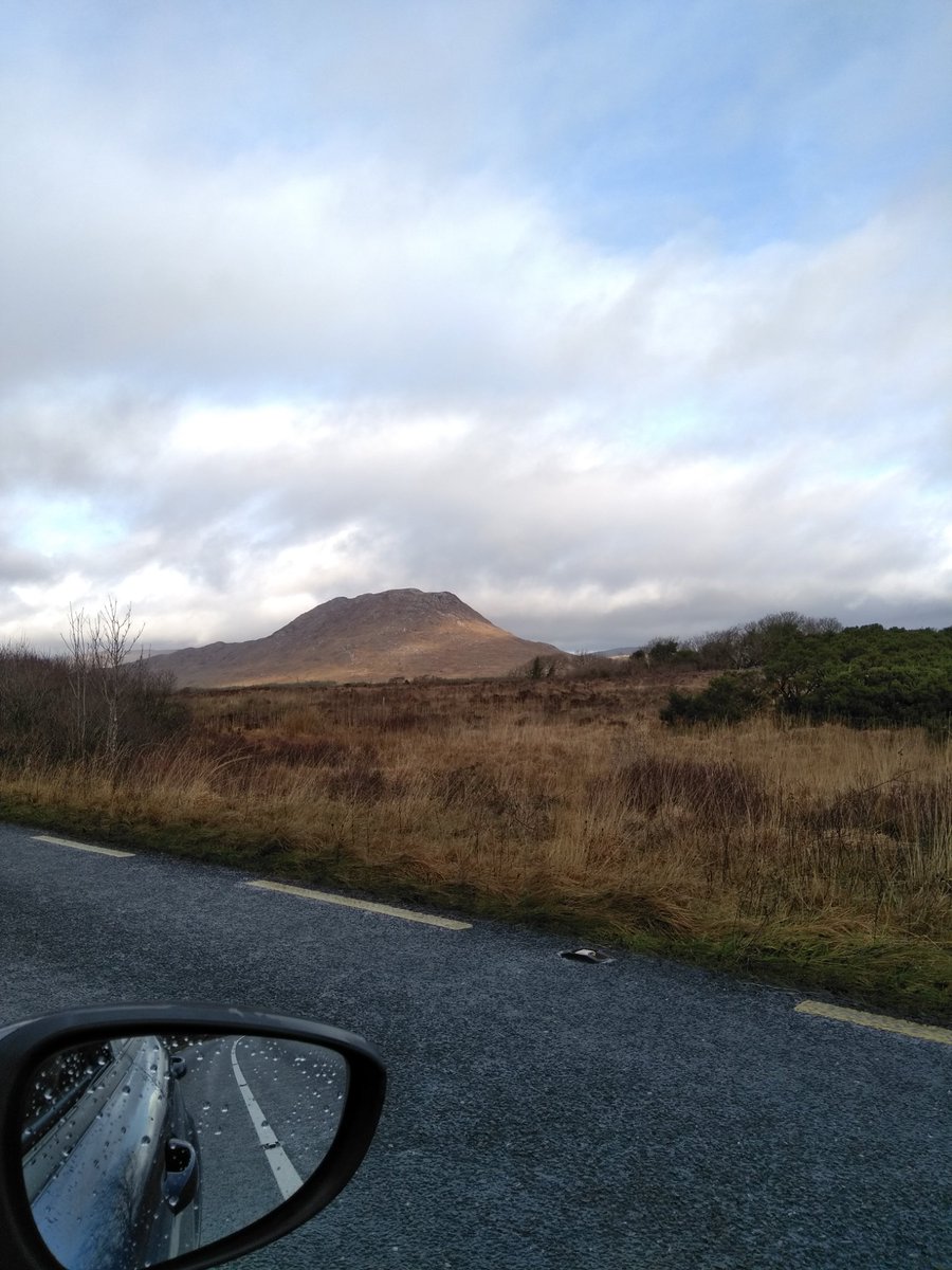 s_brien01's tweet image. Some of the views out the Maam&apos;s Cross direction in Galway. Always in awe struck when I drive out on this mad road. And my car has officially reached 100k which was nicely met with a chicken fillet roll in Cong #keepondriving