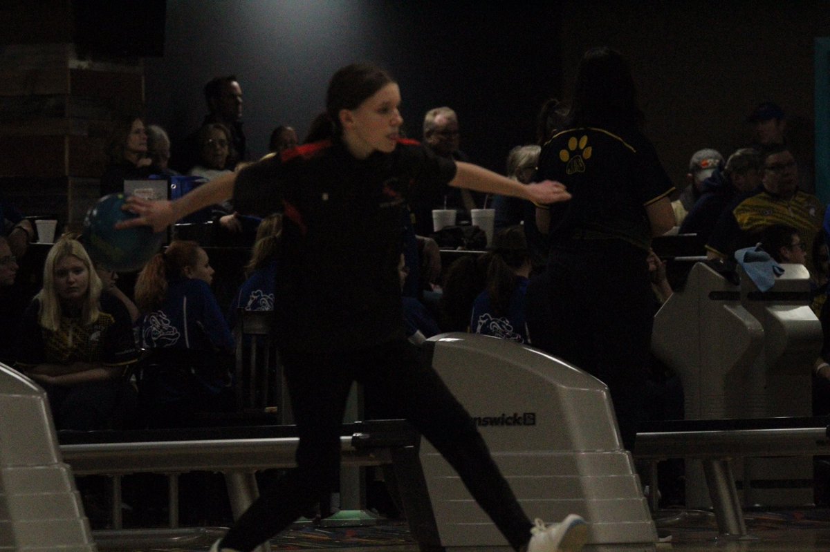 Lowellredarrows's tweet photo. Varsity Boys A Final Score 🎳

Lowell - 20
FHN - 10

Varsity Girls Final Score 🎳

Lowell - 10
FHN - 20

Amazing showing from both teams today! Photos will be on Flickr later tonight. @Lowellbowling @HuskiesAD #GoArrows https://t.co/wyZxge1WvA