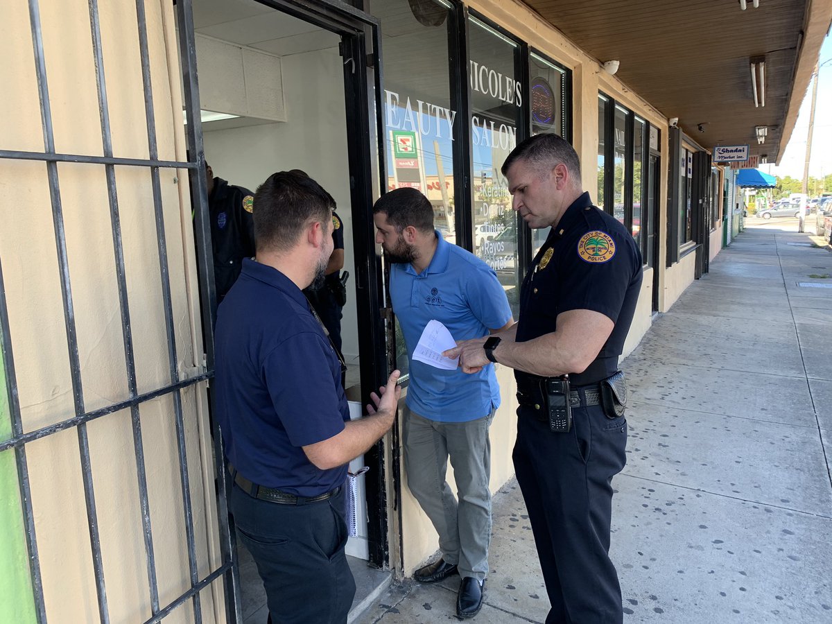 ErnieSierraMPD's tweet photo. Today our #AllapattahNET team partnered with Code Compliance and together we addressed some concerning businesses in Allapattah. Another great example of city resources working together to make our city the greatest! https://t.co/pPkHm8VLh0