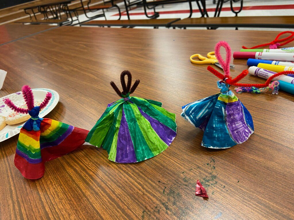 crpals's tweet photo. Coffee filter dancers and a Here We Grow chart were some of our activities to start our 2nd semester! https://t.co/qA0usHXuo1