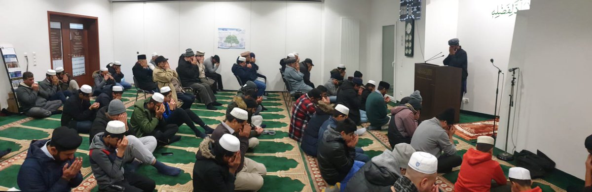 KhuddamBruchsal's tweet photo. Wie haben wir das #Jahr2020 gestartet?
Die Mitglieder @KhuddamBruchsal versammelten sich am frühen morgen in der Moschee und beteten für einen guten Start ins neue #Jahr2020.
@KhuddamDE @MKABaden #Muslimestarten2020 #Jahr2020 #Islam #Tahujjad #Neujahresputz2020 #Bruchsal https://t.co/IQoF4U7VmW