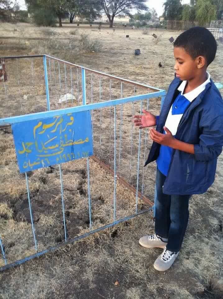 ﻭﻗﺪﺭ ﻣﺎ ﻳﻤﺸﻲ ﻓﻲ ﺳﻮﺭ
ﺍﻟﺰﻣﻦ  ﺧﻄﻮﺍﺕ 
ﻳﻼﻗﻲ ﺧٌﻄﻰ ﺍﻟﺴﻨﻴﻦ 
ﻭﺍﻗﻔﺎﺕ
ﻳﻼﻗﻲ ﻫﻮﺍﻙ ﻧﺒﺖ ﺗﺎﻧﻲ 
ﻭﻣﻼ ﺍﻟﺴﺎﺣﺎﺕ 
رحم الله مصطفي سيد احمد
 #غنيناك_وبنغني