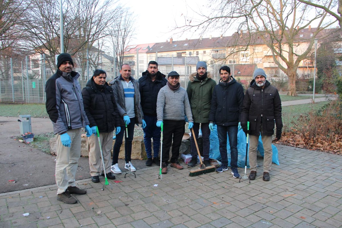 KhuddamBruchsal's tweet photo. Das Neue #Jahr2020 starten man am besten mit einer guten Tat.
Auch in diesem Jahr haben wir an mehreren Orten die Überreste der Silvesternacht befreit. #Bruchsal #Untergrombach #Hambrücken
@KhuddamDE @MKABaden @Bruchsal_Org
#MuslimeStarten2020 #Neujahrsputz https://t.co/2qTsuJtmM7