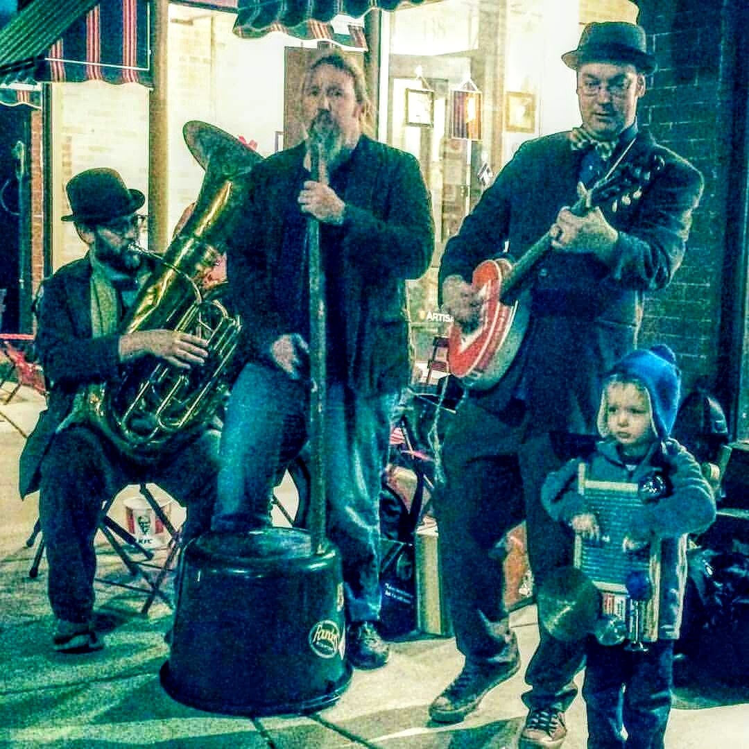 PickleJugBand's tweet photo. Bwwrwrwrrrr! It's cold out there, #buskers ! Bundle up!
#busker #deepfriedpickleproject #jugband #washtubbass #cbg #cigarboxnation #tuba #cigarboxguitar #Washboard #homemadeinstruments #junkmusic #upcycledmusic #upcycled #soundslikejunk https://t.co/h2xqDpE4LT
