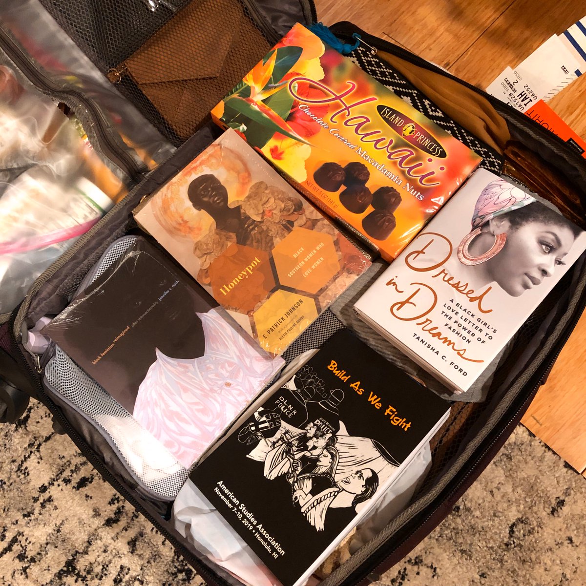 RISunshine's tweet image. Yas! 🙌🏾 Picked up my 1st copy at #2019ASA and already gifted it to a friend. Can’t wait for the full episode. Exciting times indeed! Thx for sharing. #DressedInDreams