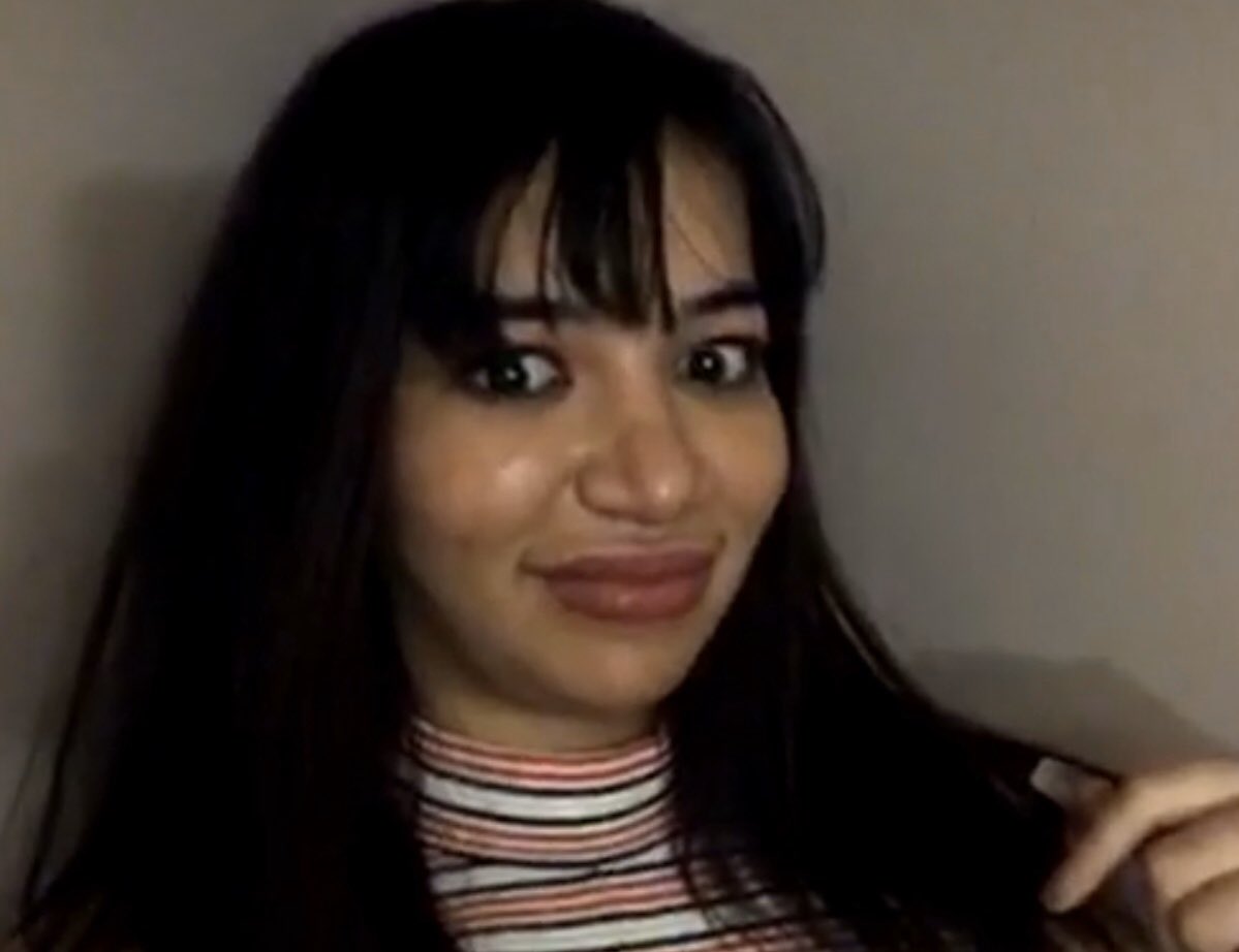 Mathildepernink's tweet photo. Moi quand je change la position du chargeur 1 fois, 2 fois et qu’il était dans le bon sens là première fois https://t.co/oNQ1zXvKr3