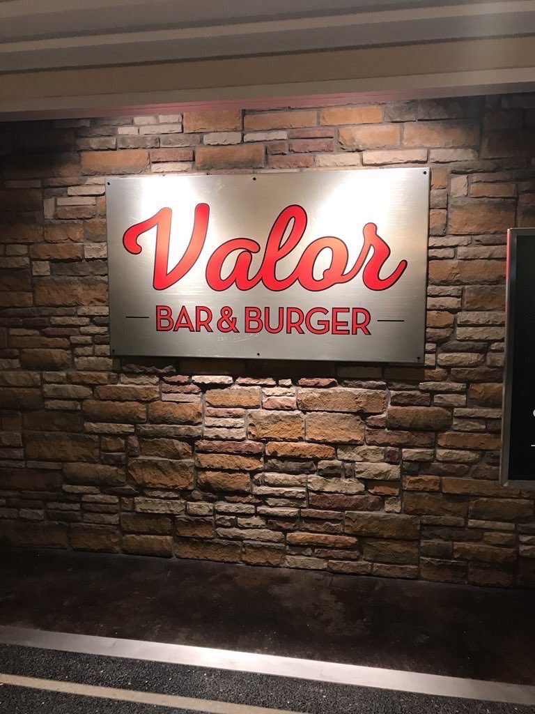 DisplacedSabres's tweet photo. Join us tonight in Dallas outside Valor Bar & Burger restaurant outside section 103 during the 2ND INTERMISSION for a group photo! Please WAIT 5-10 MINS BEFORE taking the pic! Please RT & share! #SabresinDallas #Sabres50 https://t.co/VnU0Mp7ubr