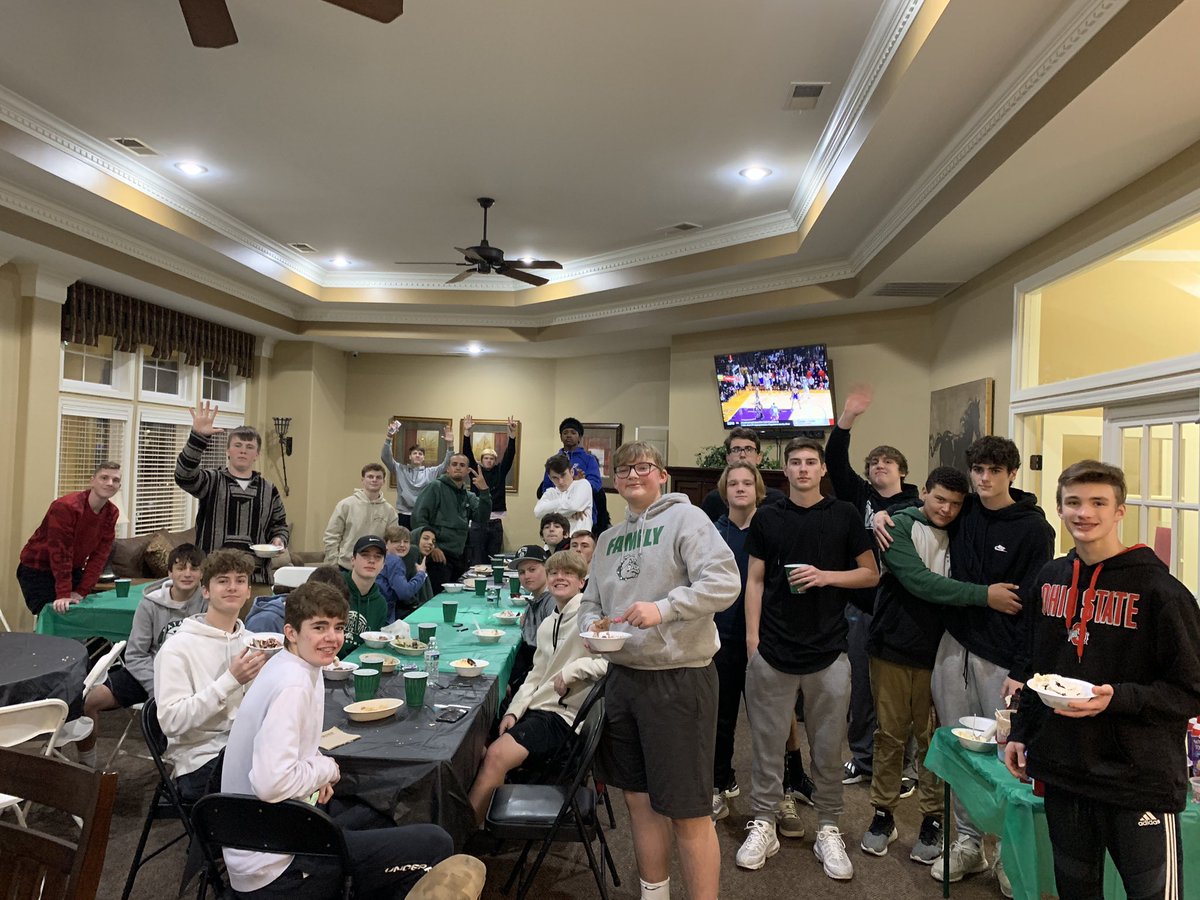 BataviaHoops's tweet image. Big Thank You to @ChipotleTweets for team dinner tonight! Boys are well fed and ready to play tomorrow! Also big thank you to Chipotle Pierce Point for preparing all of the food! Go Dogs!