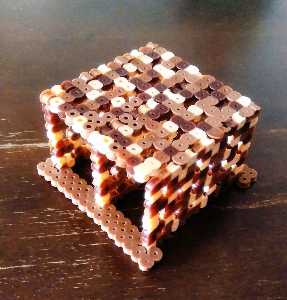 Twitter 上的 ちょびお コリドラスの為にアイロンビーズでお家を自作 浮かないように石乗せて 石が落ちないように突起を付け 水草もつけてみました レンガ風にしようと思ったら何だかお菓子の家みたいになった 笑 コリのお気に召したら増築しようかな