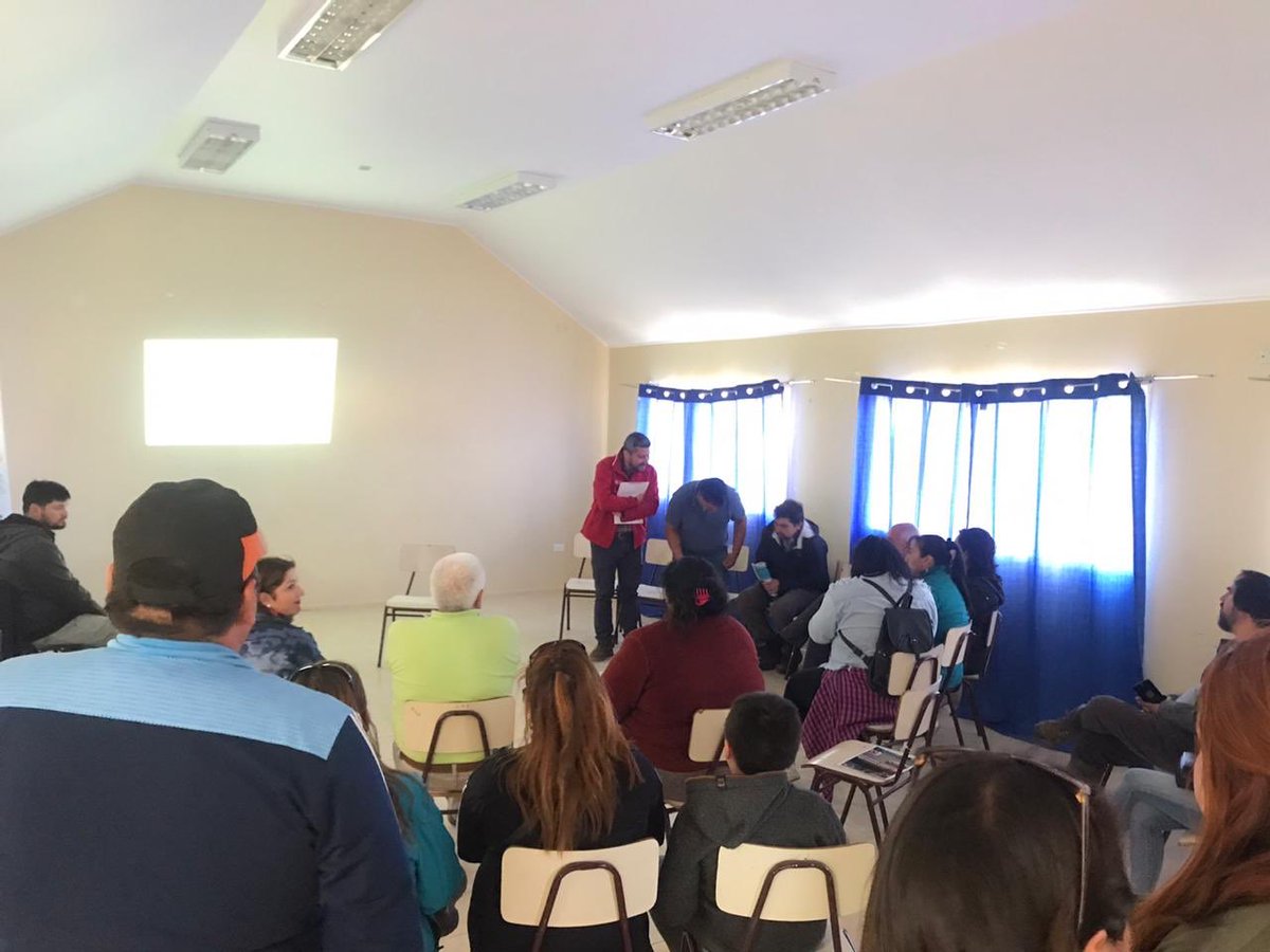 Subdere_Aysen's tweet photo. Hoy entregamos resolución que aprueba el traspaso de recursos - $57 millones - a la @MuniChileChico, para que pueda construir cancha de pasto sintético en la población #LosCalafates. Estos proyectos entregan espacios seguros para que los vecinos realicen actividad física 💪 https://t.co/z5vcUTWsxO