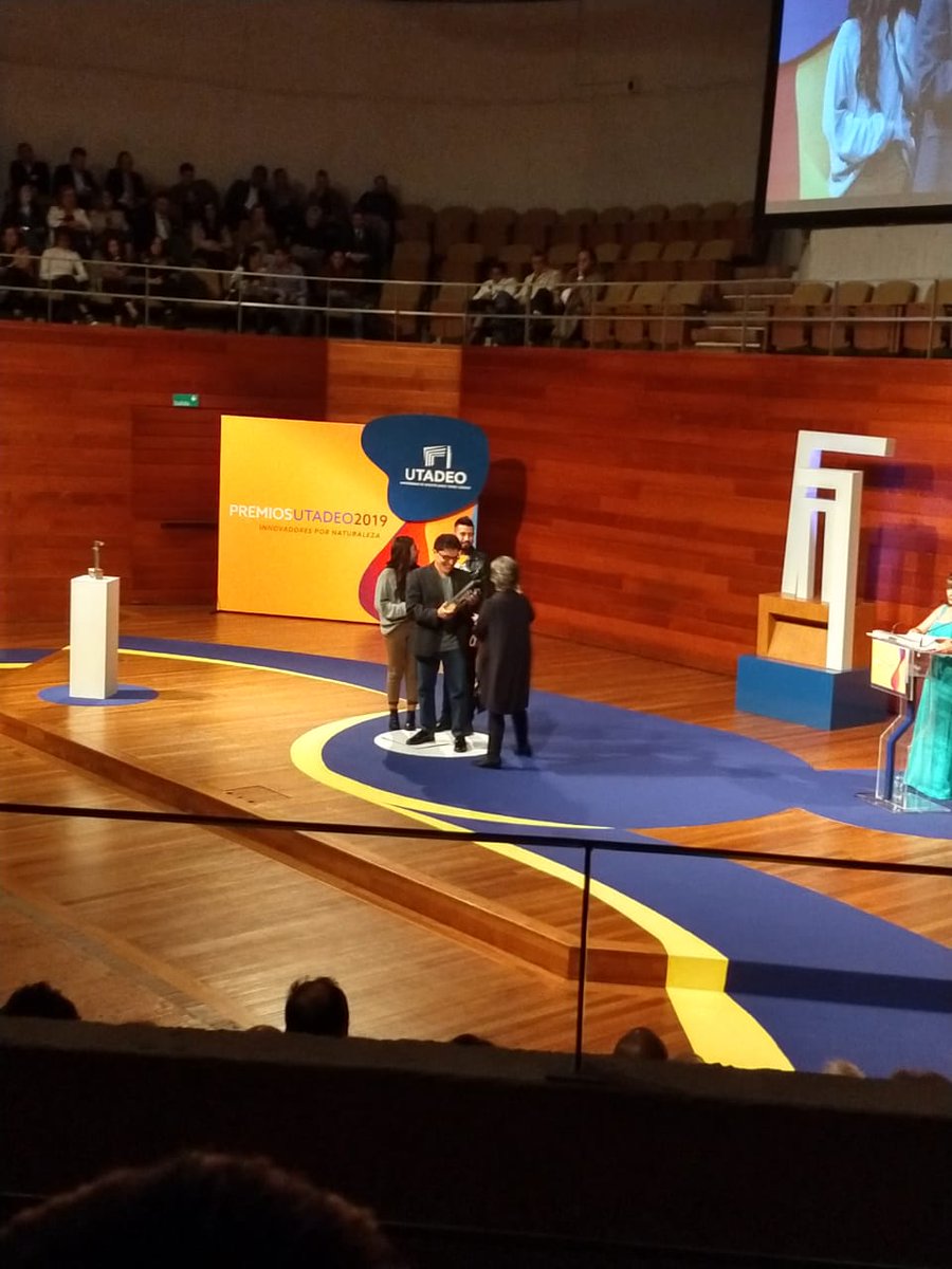 Utadeo_edu_co's tweet photo. #PremiosUtadeo El premio Expresiones Artísticas y Culturales de este año se lo llevó el programa Código Urbano de la Emisora Universitaria Óyeme. https://t.co/9M7Ek7C8b2