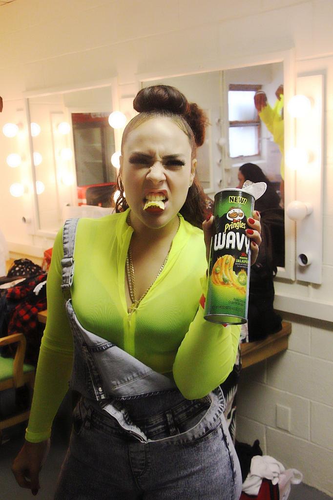 InezLbunnyontop's tweet photo. Gimme my jalapeño wavy pringles before hitting the stage porfavor!!!! 😬

#InezL #laconejita #chips #pringles 
@Pringles https://t.co/WwORc9UrE7