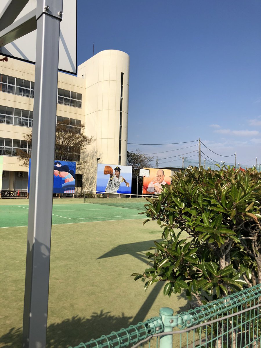 MainGate_Travel's tweet photo. 前日に引き続き、本日は秀岳館。

近年は名将、鍛治舎匠監督の元で甲子園3期連続ベスト4を成し遂げた強豪校です。

主なOBは松中信彦(旧八代第一高校)やソフトバンクの九鬼隆平、田浦文丸等。

個人的な注目選手は立教大学の川端健斗投手。
高卒プロが多い同校の中で、大学で飛躍出来るか期待です。 https://t.co/xFa2yFtWmy