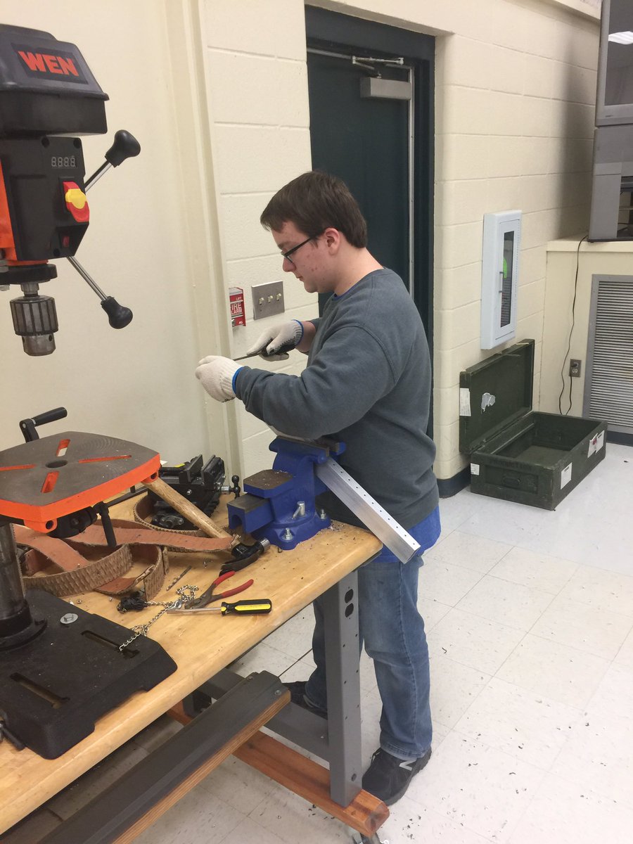 ArkadelphiaRobo's tweet photo. Removing metal burrs. https://t.co/TK82OwcuuT