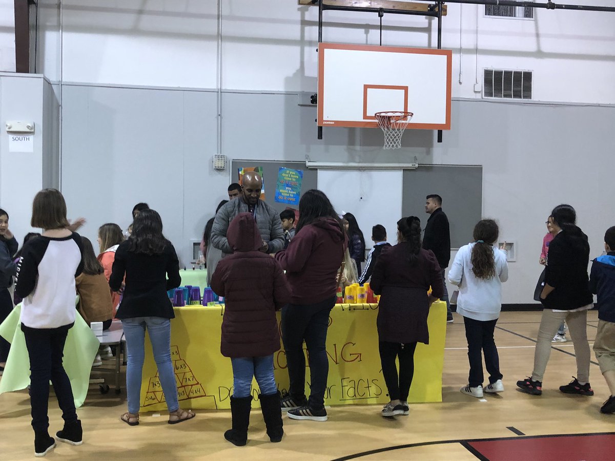 AlmaCardona4's tweet photo. Math/ Science night , we’re having a blast!! https://t.co/uWzpwNorBp