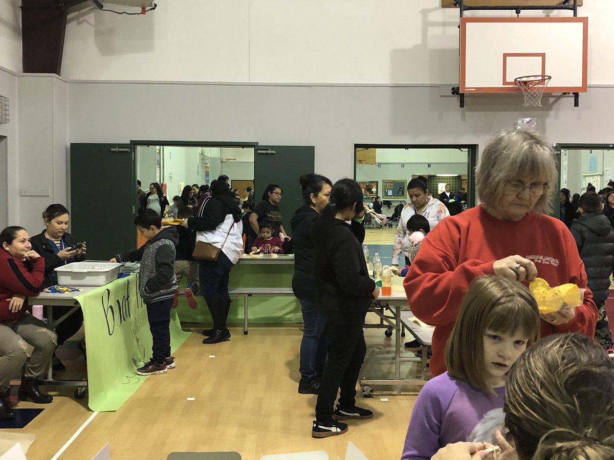 AlmaCardona4's tweet photo. Math/ Science night , we’re having a blast!! https://t.co/uWzpwNorBp