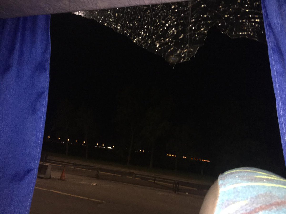 TerminalLaPlata's tweet photo. 👉👉👎OTRA VEZ. Rompieron de un piedrazo el vidrio de un #Costera a la altura de Hudson en la @AU_BA_SA. https://t.co/IJcyzRXsyG