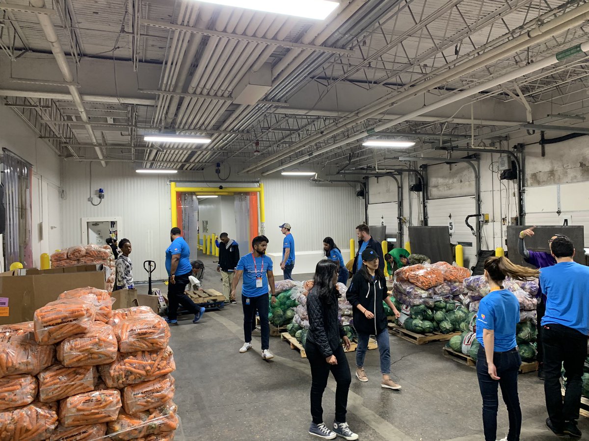 kathleencodes's tweet photo. I was so incredibly proud to be one of 4400 @Twitter employees who worked at 51 volunteer sites across @HoustonTX today. 1200 of us worked at the @HoustonFoodBank. Just 18 of us packed 15 TONS of fruits and veggies. #helpies #oneteam #twitterforgood #LoveWhereYouWork https://t.co/3QpunSePtP