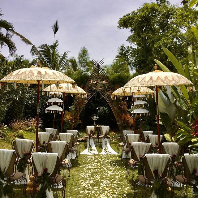 Bali, “Island of Romance”. Now, a well-known destination not only for weddings, but also proposals and honeymoons!February will be the month of love ❤️ and we are just thinking about a Romantic Dinner in a private luxury tent with private pool: wouldn't … ift.tt/2ttuXp9