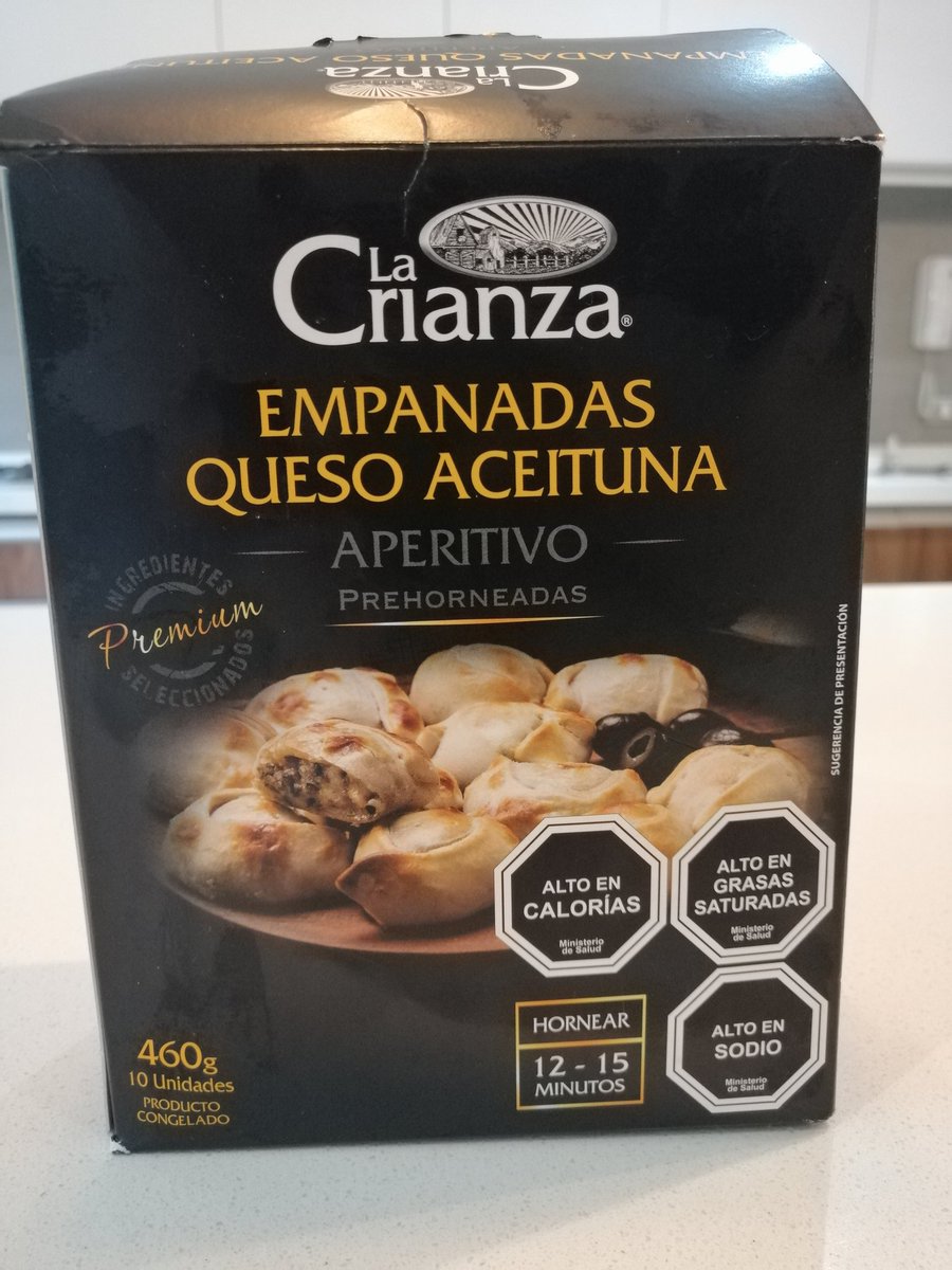 alsfmm's tweet photo. @Lacrianza Compré estas empanaditas CONGELADAS (y nunca dejaron de estarlo) en @Unimarc y estaban todas pegadas y con HONGOS! traté de mandar un DM pero no me da la opción, alguna respuesta? https://t.co/EubRJe64H3