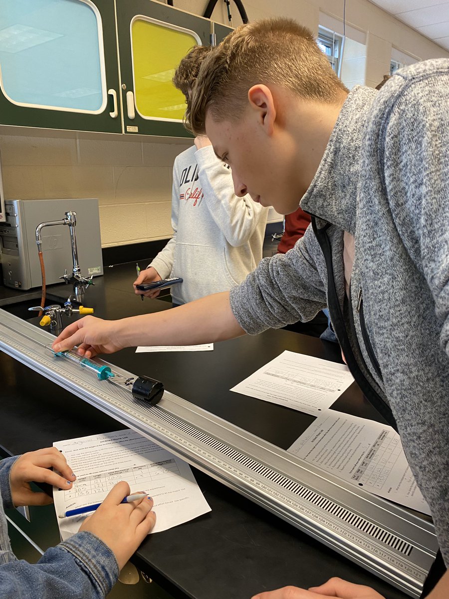 MrsGrenter's tweet image. Today #8Blue investigated how the steepness of an inclined plane affects the amount of effort force needed to lift a load. @GHMSBuckskins @CVSciTech #buckpride #handsonscience