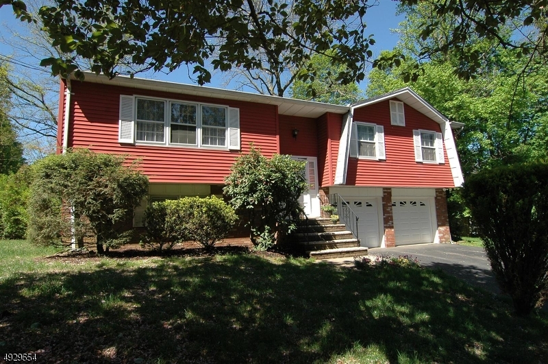 RoxburyHomes's tweet photo. See a virtual tour of one of our newest #listings 1 Delbar Dr #MountOliveTwp. #NJ  https://t.co/P04MnDNQtm https://t.co/oGLGosThV4