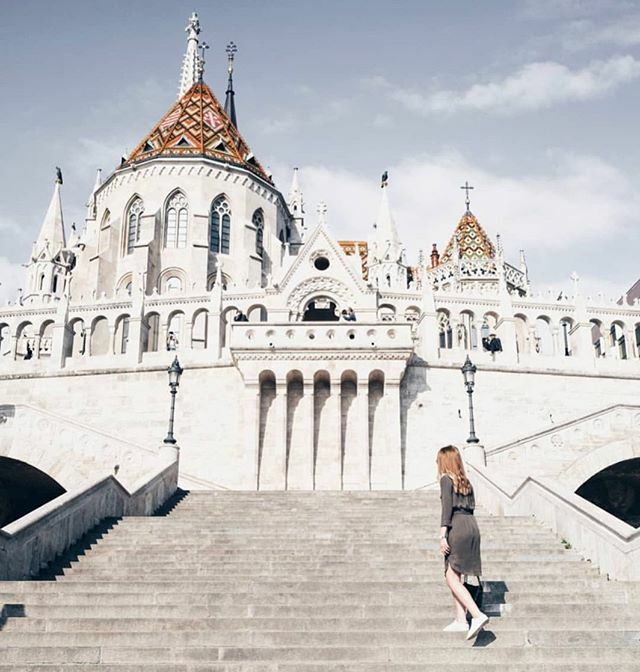 Did you know.... ⠀
⠀
Budapest is divided by the Danube River into two sides - Buda and Pest. All the excitement generally happens on the Buda side but Pest is home to spectacular castles, like this one. ⠀
⠀
#gobeherecityguides⠀
⠀
@julesandaway ift.tt/2FTDAvI