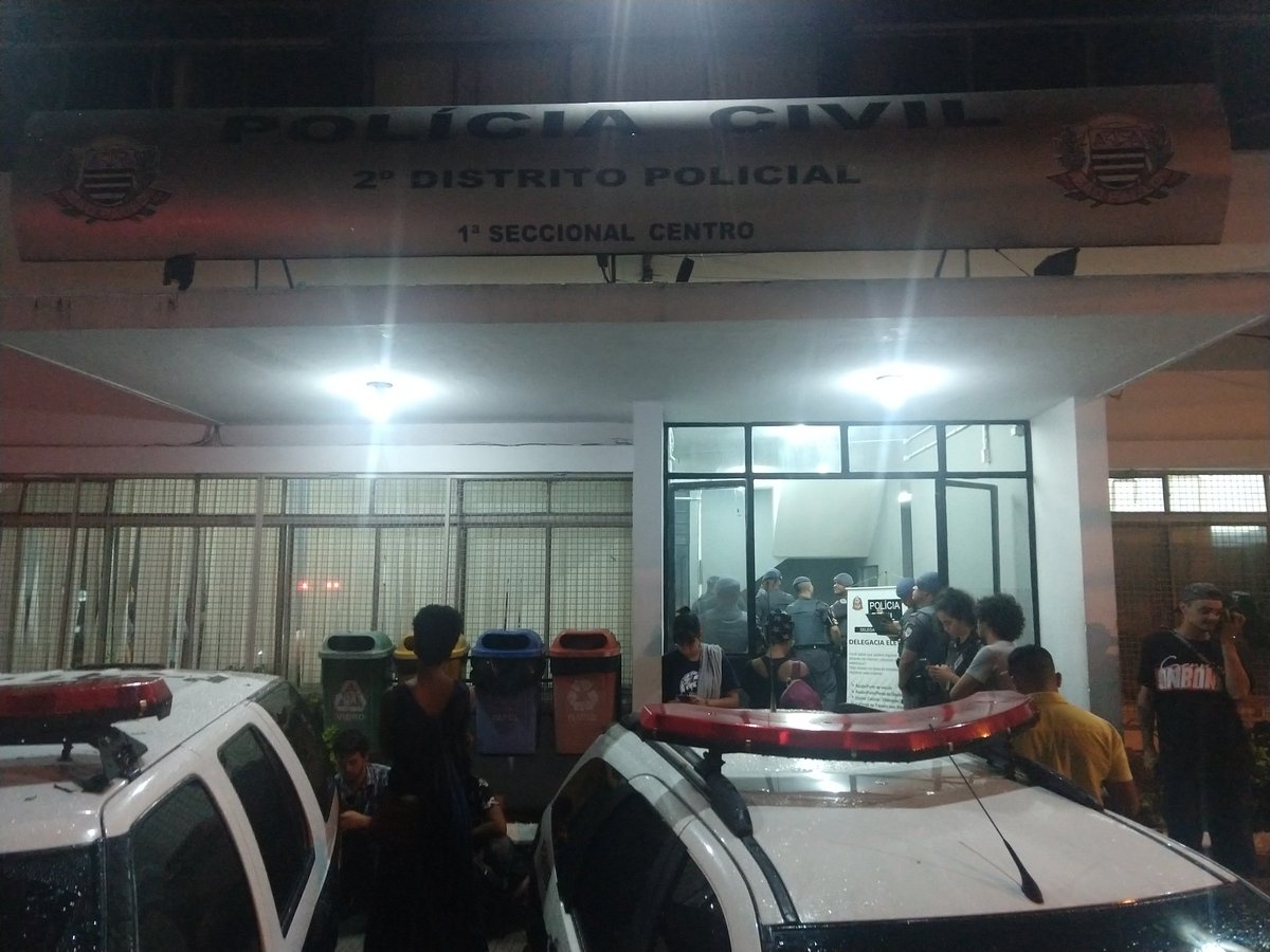 pontejornalismo's tweet photo. Até o momento, a PM trouxe 10 pessoas para o 2 DP (Bom Retiro), sem informar quais as acusações. Pessoas estão sendo ouvidas nesse momento. "Não me falaram nada. Estou só esperando", diz Andreza.
#AtoMPL https://t.co/cP6AfyKcfu