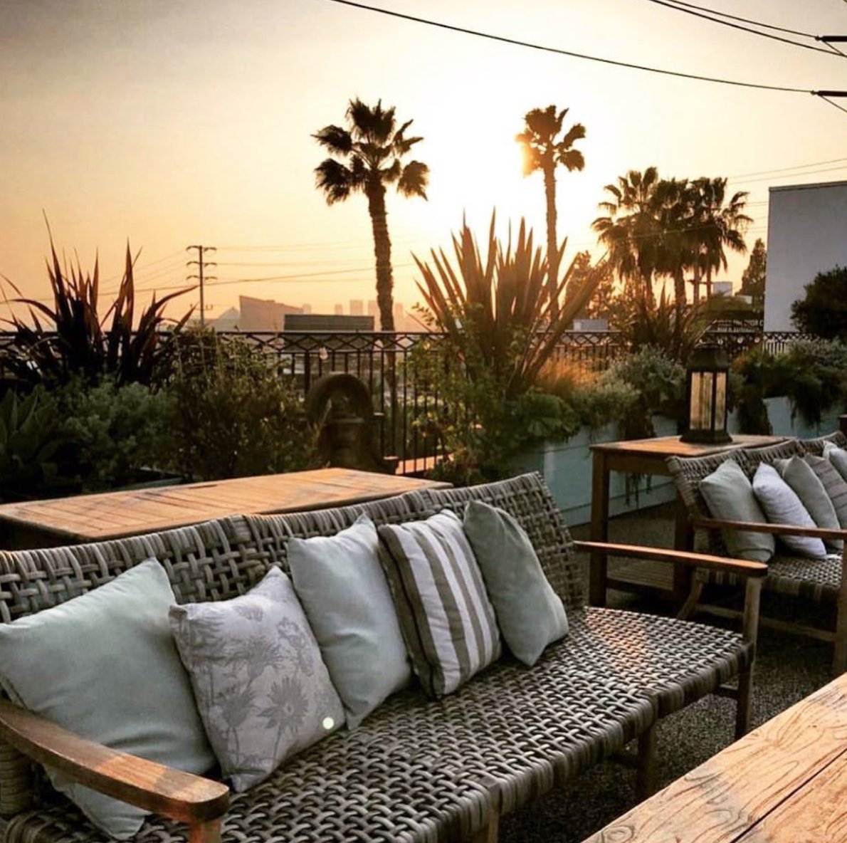 Sunset state of mind. Sunset Cocktail Lounge @ Rooftop 5:00PM-9:00PM | Drinks and snacks, with sweeping 360 views of the Hollywood Hills! For more information regarding reservations &amp; private events please email sunsetlounge@palihouse.com.

📷: <a href="/suitsandtables/">Suits and Tables</a>