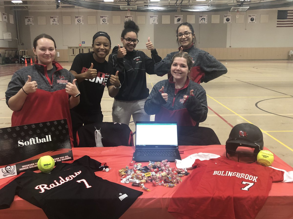 bhsraiderssftbl's tweet photo. Our softball girls excited to see our future Raiders at Incoming Freshmen Night @DaytoDay https://t.co/pb81fcKD8X