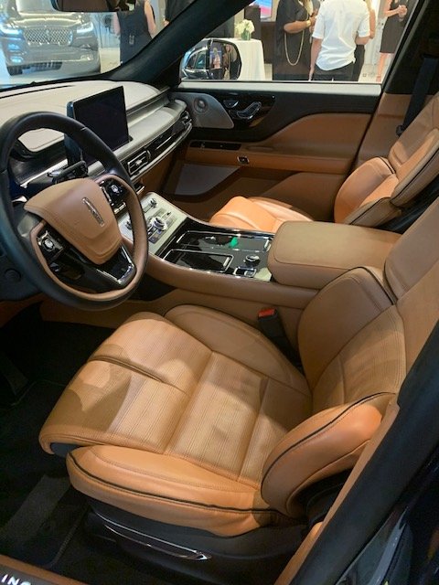 themotormiss's tweet photo. Check out the interior and cargo space in the new 2020 Lincoln Aviator! @LincolnMotorCo https://t.co/mRYCyOQTYM