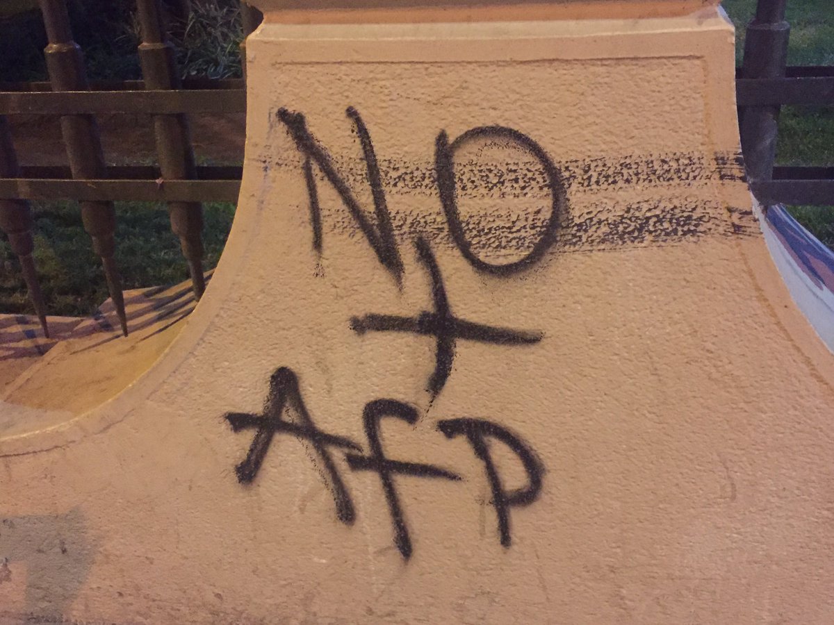CNT_NOmasAFP's tweet photo. Los muros del país claman por terminar con el negocio oprobioso de las AFP y proyecto del gobierno no las toca.
#QueremosRepartoSolidario
#NOmasAFPahora! https://t.co/9hxLI54UU9
