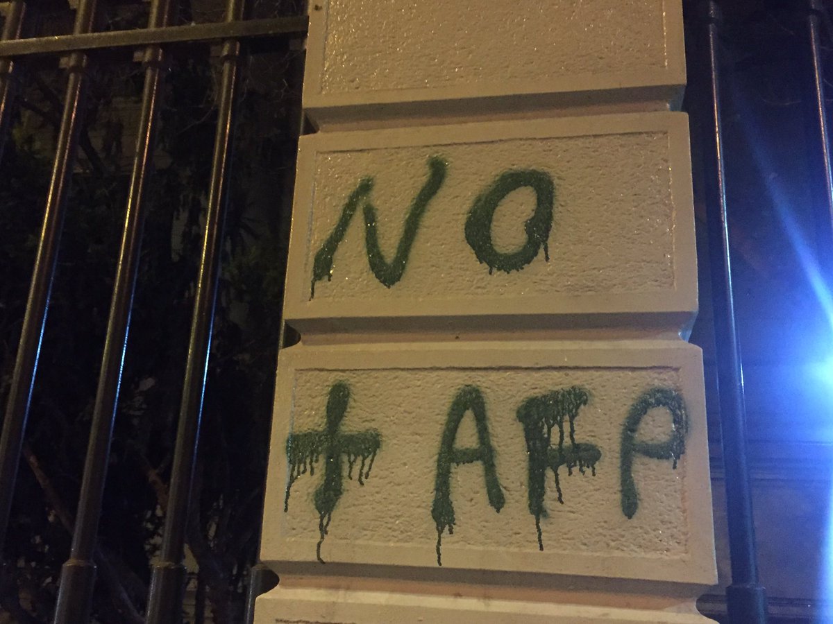 CNT_NOmasAFP's tweet photo. Los muros del país claman por terminar con el negocio oprobioso de las AFP y proyecto del gobierno no las toca.
#QueremosRepartoSolidario
#NOmasAFPahora! https://t.co/9hxLI54UU9