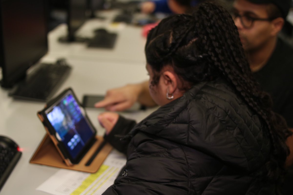 GirlScoutsWW's tweet photo. What happens when corporate partners like @att and @WarnerMedia decide to invest in the voices of Girl Scouts? 500 girls across western Washington show up to learn about digital storytelling and the skills needed to make their voices heard! #DigitalCookie #DigitalStorytelling https://t.co/jydKMhmCMU