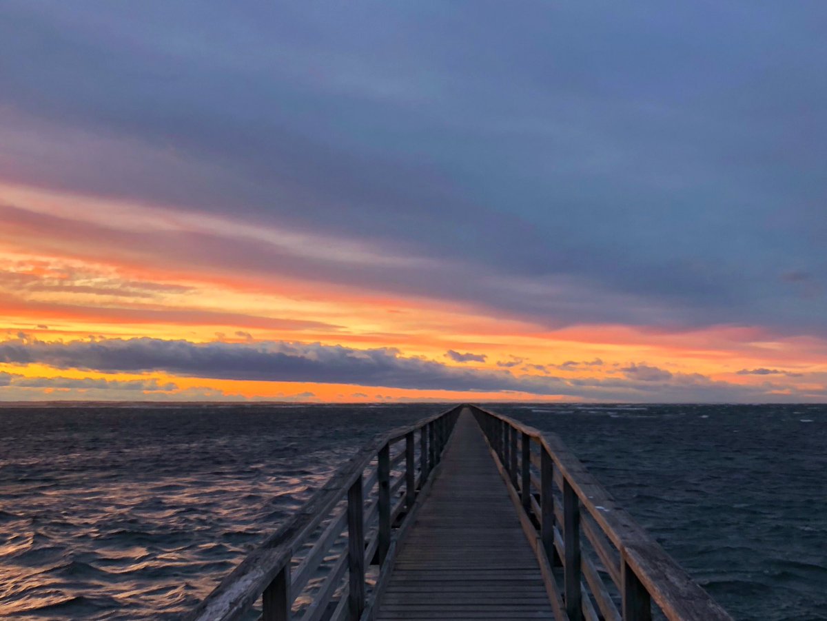 frankruel2's tweet photo. Tonight’s crazy 😜🔥sunset had it all... wild winds 🌬..Waves 🌊 Clouds ⛅️ sun ☀️ beams. #greysbeachboardwalk #CapeCod #sunset #sunsetphotography #guidebookcapecod #capecodlife #weather #clouds https://t.co/CHe3QoLmaa