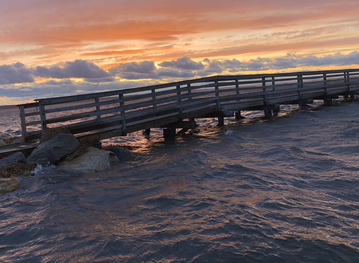 frankruel2's tweet photo. Tonight’s crazy 😜🔥sunset had it all... wild winds 🌬..Waves 🌊 Clouds ⛅️ sun ☀️ beams. #greysbeachboardwalk #CapeCod #sunset #sunsetphotography #guidebookcapecod #capecodlife #weather #clouds https://t.co/CHe3QoLmaa