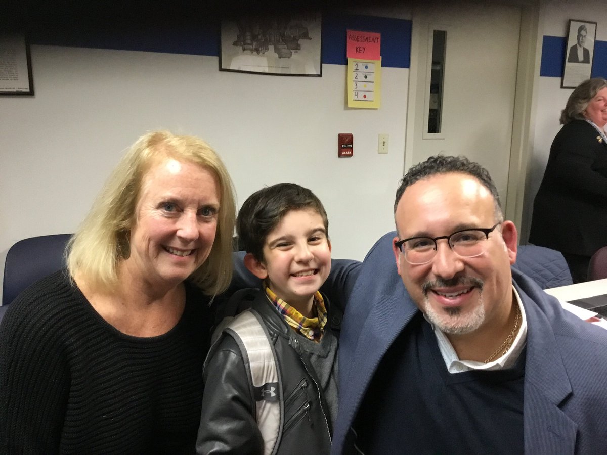 JennBenevento's tweet photo. Ash met CT Commissioner of Ed. @teachcardona &amp; State Board of Ed. member @benhamerin tonight. He thanked them for their service. I thank them for the continuous commitment to #Educators, Public Ed. &amp; all of CT’s children. We are in very good hands @AFTCT @EducateCT @GHillsGators https://t.co/dYRENdkIPq