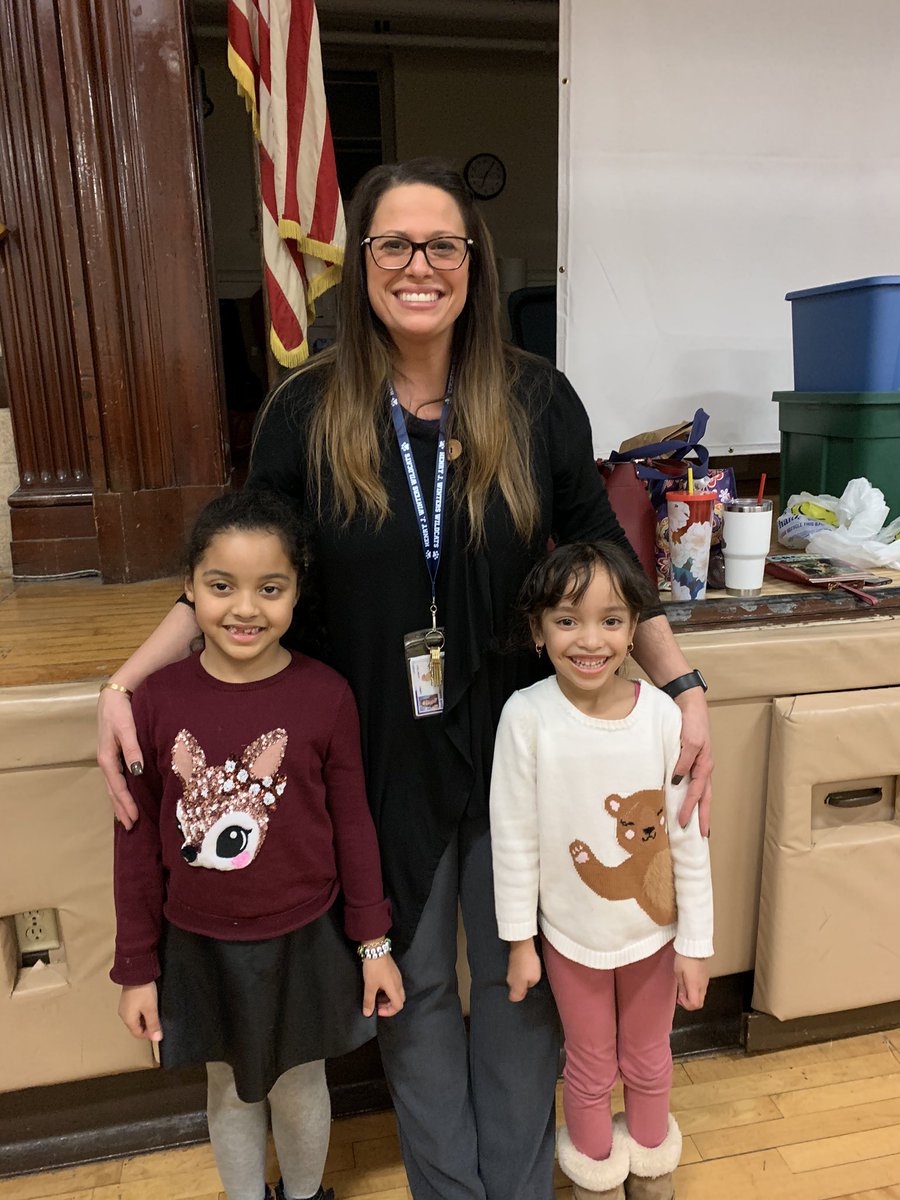 TKareemo's tweet photo. I finally got to see a #homeworkdiner! @WintersWildcats amazing staff, wonderful families, yummy food and getting homework done🥰 @MrDeschene Mr.Ferreira @PawtSchlsonRIse #pawtucketproud https://t.co/QvCN4diSjT
