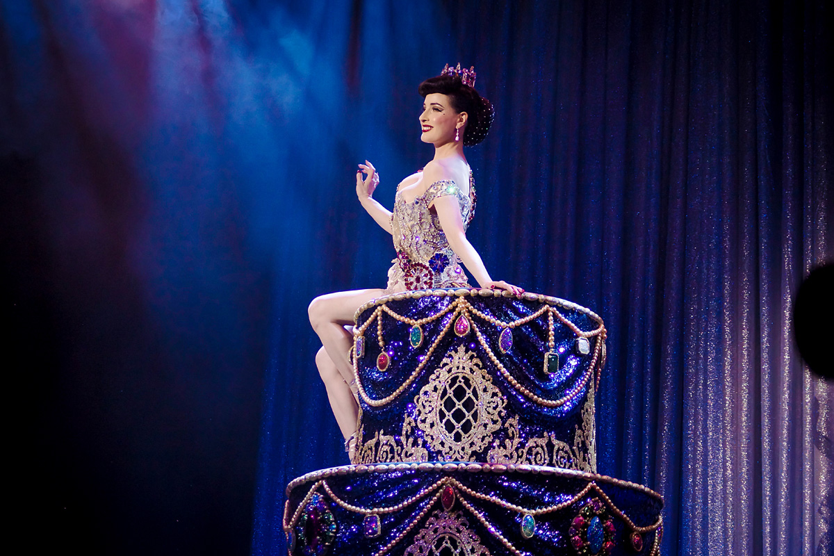 Heapet_official's tweet photo. YEport - #ClaypakySharpyPlus Fixtures Exude Glamour on #BurlesqueQueenDitaVonTeese’s Australian Tour
The ever-dazzling International Queen of Burlesque, Dita Von Teese, returned to #Australia with her m...
@DitaVonTeese @ClayPakyNews
https://t.co/9ZZ0UBluGE https://t.co/KymPY3DPrP